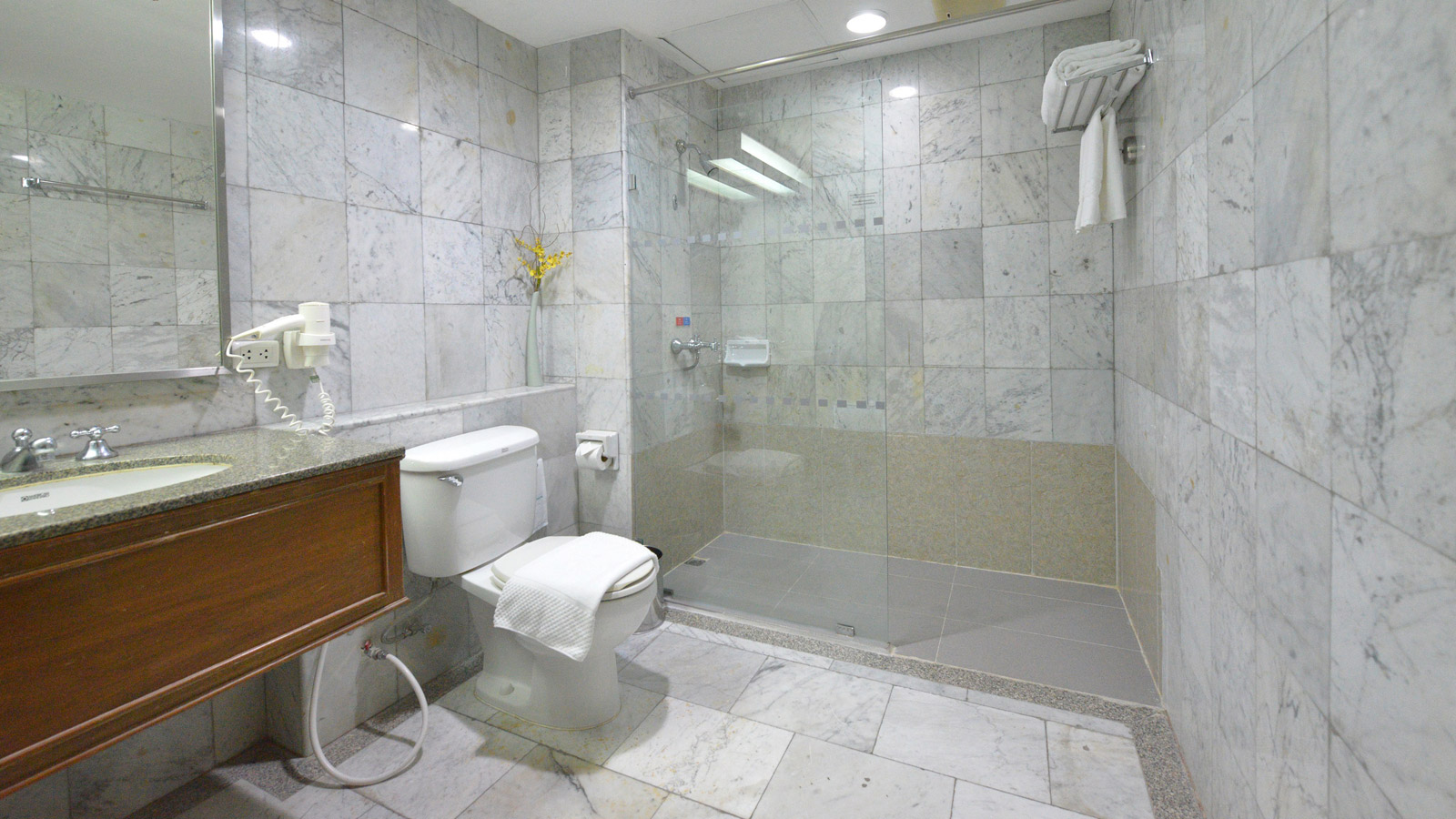 Grand Deluxe - Bathroom at Loei Palace Hotel