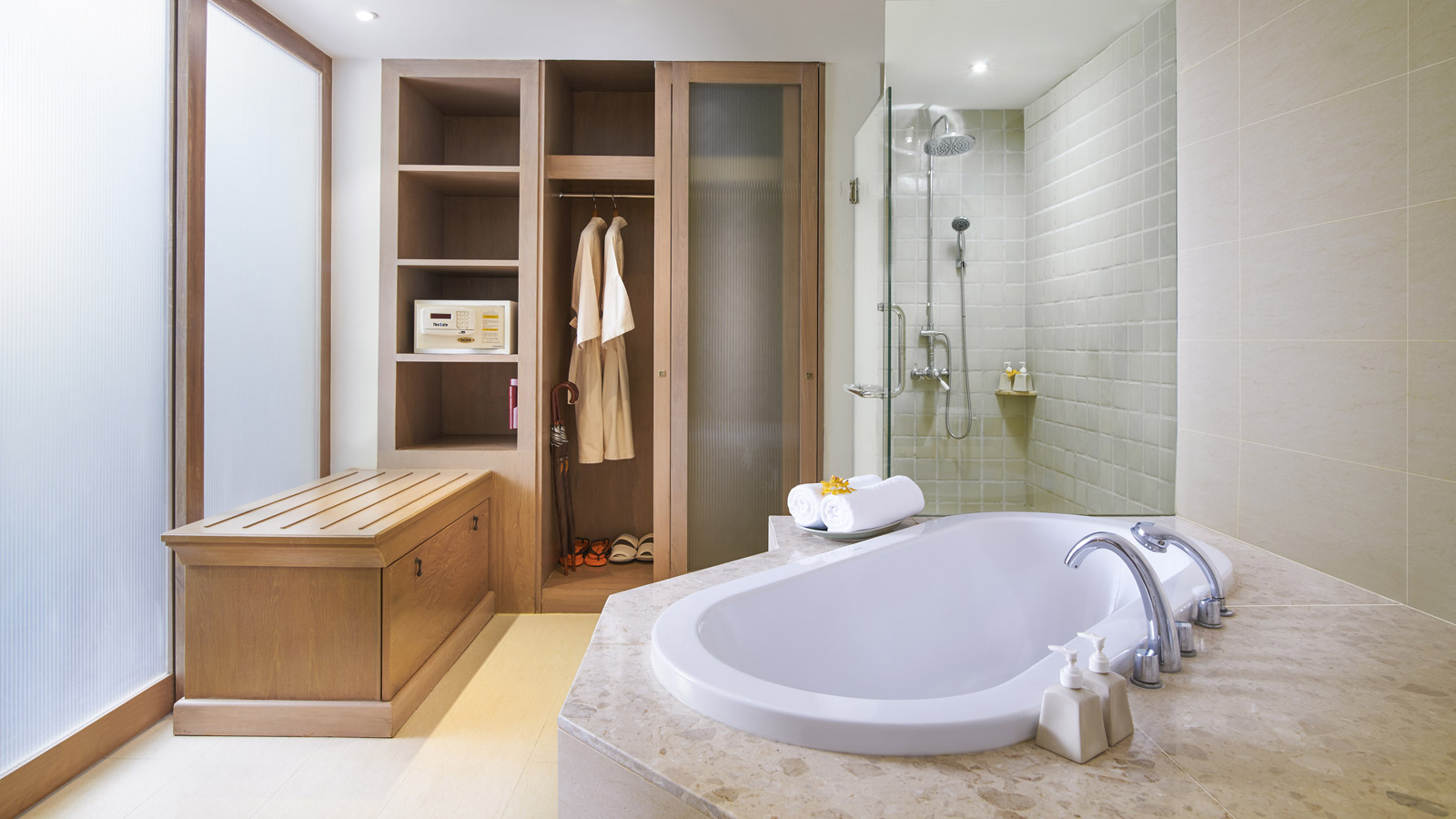 Bathtub and shower in Deluxe - Sukhothai Heritage Resort